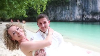 Elbise ve adada yakışıklı damat gelin