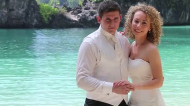 Elbise ve suda yakışıklı damat gelin