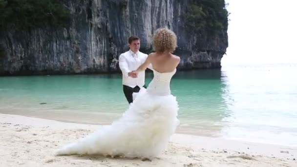 Sposa in abito e bello sposo sull'isola — Video Stock