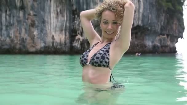 Frau im blauen Inselwasser — Stockvideo