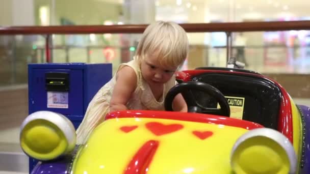 Niña en el parque de atracciones — Vídeos de Stock