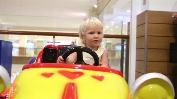 Little girl in amusement park — Stock Video