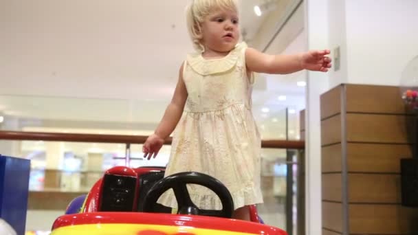 Little girl in amusement park — Stock Video