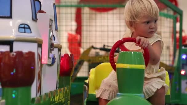 Niña en el parque de atracciones — Vídeos de Stock