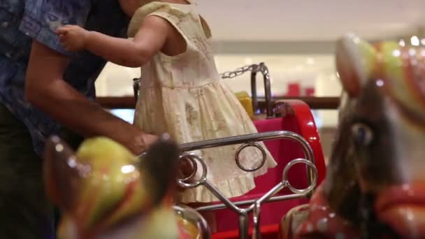 Little girl in amusement park — Stock Video