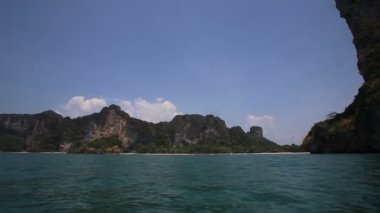 Kumlu plajı ile kayalık ada
