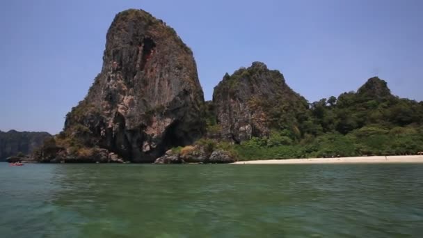 Isla rocosa con playa de arena — Vídeos de Stock