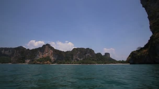 Isla rocosa con playa de arena — Vídeos de Stock