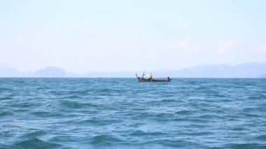 Tekne ile masmavi deniz ada