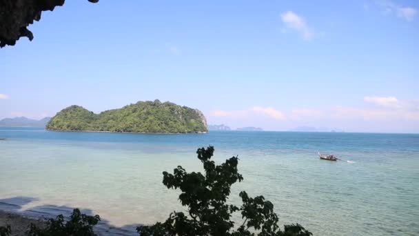 Isla tropical en mar azul en Tailandia — Vídeo de stock
