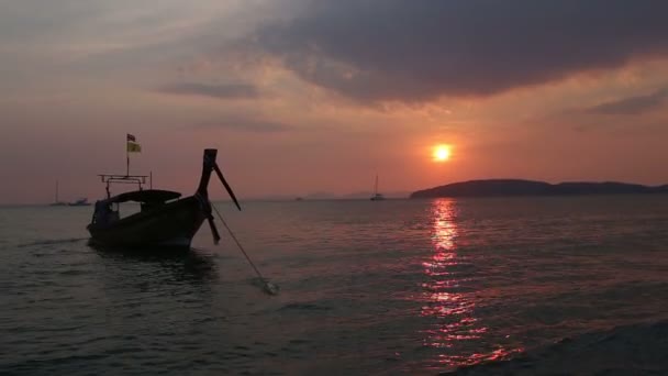 Langes Boot auf thailändischer Insel — Stockvideo