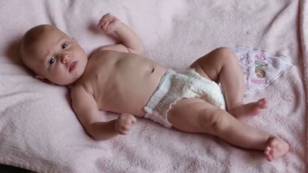 ベッドの中で女の赤ちゃん — ストック動画