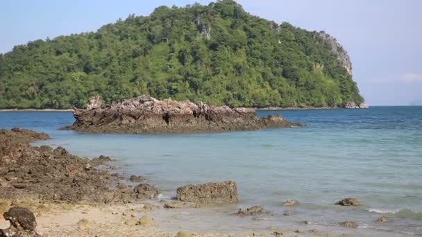 Tropic eiland in azuurblauwe zee in Thailand — Stockvideo