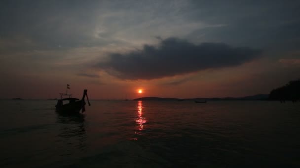 Bateau long sur l'île de Thaïlande — Video