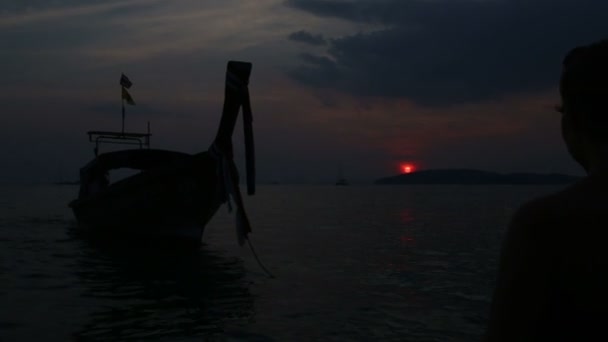 Langes Boot auf thailändischer Insel — Stockvideo