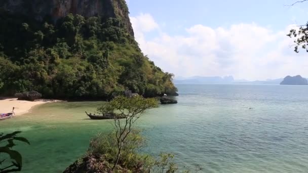 Isla tropical en mar azul en Tailandia — Vídeo de stock