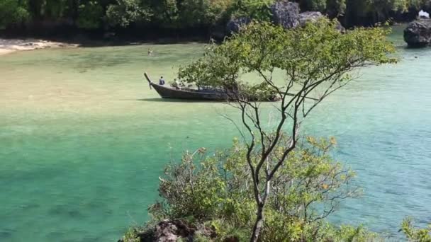 Tropic eiland in azuurblauwe zee in Thailand — Stockvideo