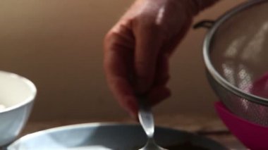 Hamur malzemelerle hazırlanıyor