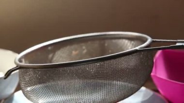 Hamur malzemelerle hazırlanıyor