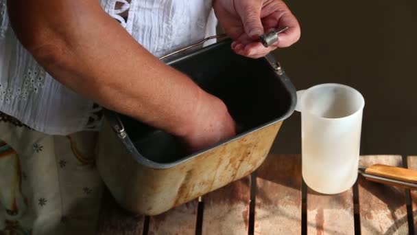 Mãos facas recipiente lubrificante — Vídeo de Stock