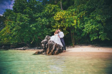 Gelin ve damat kumlu Plajı'nda