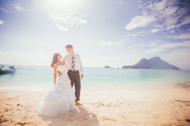 Damat ve gelin kum plajındaki