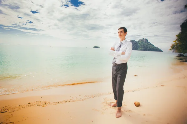 Schöner Bräutigam auf Insel — Stockfoto