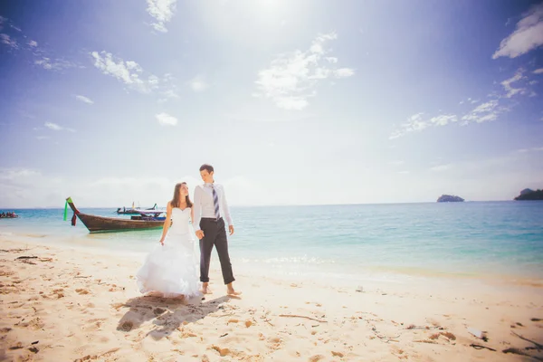 Sposo e sposa sulla spiaggia di sabbia — Foto Stock