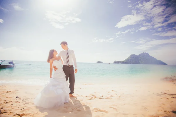 Mariée et marié sur la plage de sable fin — Photo