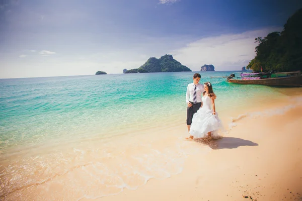 Groom and bride on sandy beach — Stock Photo, Image