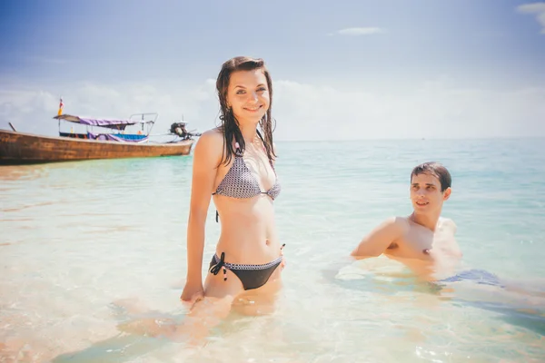 Girl with boyfriend in sea — Stock Photo, Image