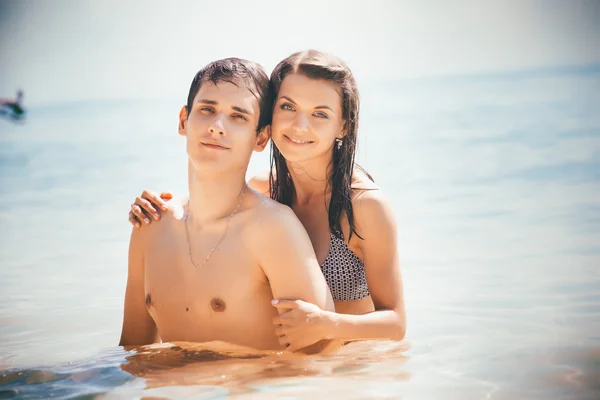 Chica abrazando novio en el mar — Foto de Stock