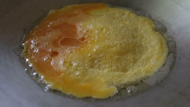 Making omelet at pan — Stock Video