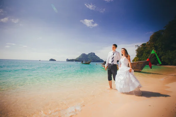 Bride and groom walk hand in hand — Stock Photo, Image