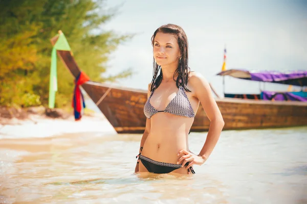 Girl stand in azure sea looking into distance — Stock Photo, Image