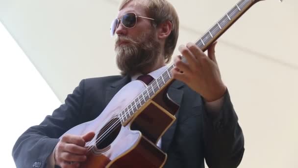 Guitarrista romântico tocando música — Vídeo de Stock