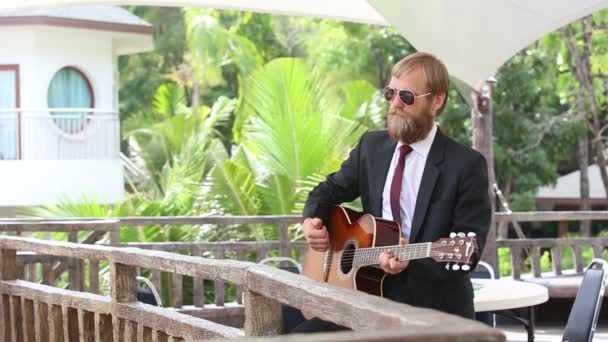 Romantischer Gitarrist spielt Musik — Stockvideo