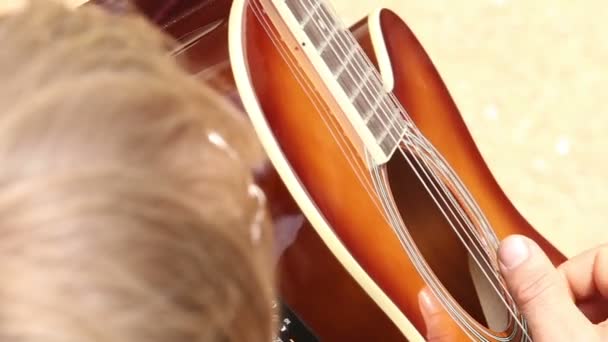 Guitarrista manos tocando música — Vídeos de Stock