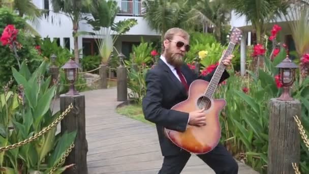 Guitariste romantique jouant de la musique — Video