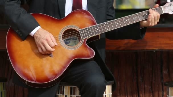 Guitarrista manos tocando música — Vídeo de stock