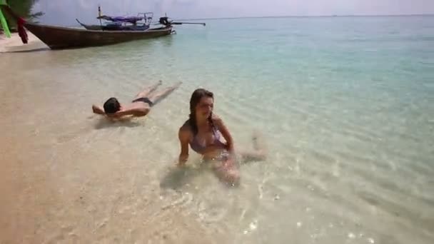 Couple seul dans l'eau de mer — Video