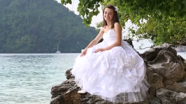 Mariée et marié à la plage de sable fin — Video