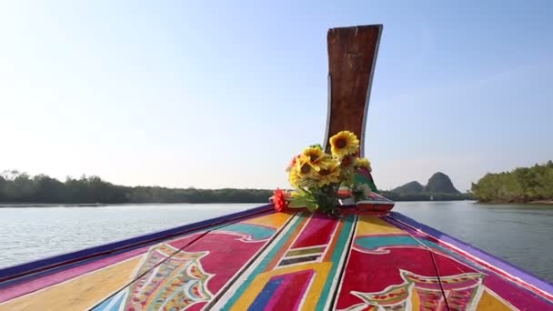 Thaise longtail boot drijven in de rivier — Stockvideo