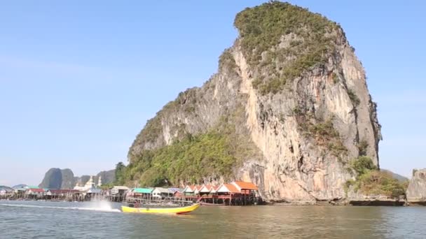 Thaiföld longtail fából készült csónakok — Stock videók