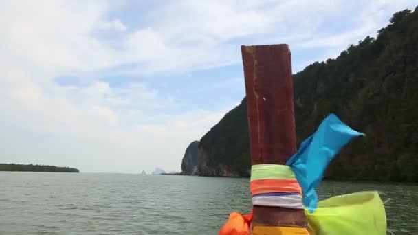 Barco de cauda longa flutuando no rio — Vídeo de Stock