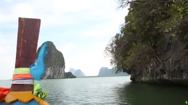 Barca a coda lunga galleggiante nel fiume — Video Stock