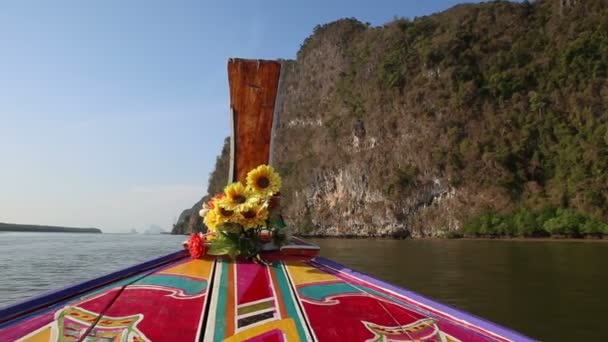 Thailändska longtail båt drivande i floden — Stockvideo