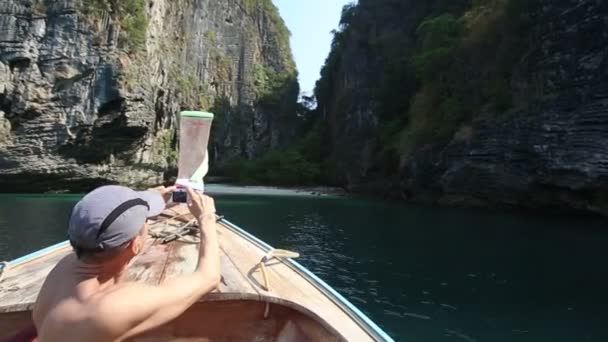 Человек, путешествующий на лодке с камерой — стоковое видео