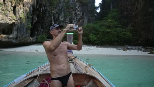 Homem viajando em barco com câmera — Vídeo de Stock