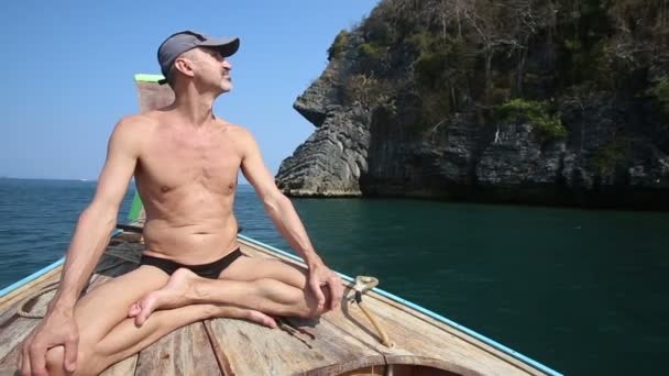 ボートで旅行する男 — ストック動画